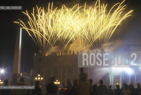 Vatican City, September 30, 1999. Fireworks for the restoration of St. Peters Basilica facade / Città del Vaticano, 30 settembre 1999. Fuochi dartificio per il restauro della Cupola della Basilica di San Pietro - ©Marcello Mencarini/Rosebud2