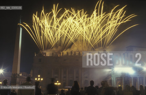 Vatican City, September 30, 1999. Fireworks for the restoration of St. Peters Basilica facade / Città del Vaticano, 30 settembre 1999. Fuochi dartificio per il restauro della Cupola della Basilica di San Pietro - ©Marcello Mencarini/Rosebud2