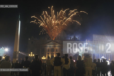 Vatican City, September 30, 1999. Fireworks for the restoration of St. Peters Basilica facade / Città del Vaticano, 30 settembre 1999. Fuochi dartificio per il restauro della Cupola della Basilica di San Pietro - ©Marcello Mencarini/Rosebud2
