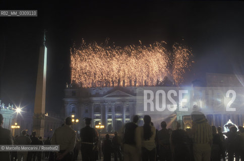 Vatican City, September 30, 1999. Fireworks for the restoration of St. Peters Basilica facade / Città del Vaticano, 30 settembre 1999. Fuochi dartificio per il restauro della Cupola della Basilica di San Pietro - ©Marcello Mencarini/Rosebud2