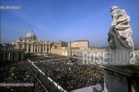 Vatican City, October 30, 1999. Meeting of Catholic Schools in St. Peters Square / Città del Vaticano, 30 ottobre 1999. Incontro delle scuole cattoliche in Piazza San Pietro - ©Marcello Mencarini/Rosebud2