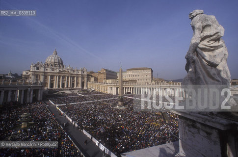 Vatican City, October 30, 1999. Meeting of Catholic Schools in St. Peters Square / Città del Vaticano, 30 ottobre 1999. Incontro delle scuole cattoliche in Piazza San Pietro - ©Marcello Mencarini/Rosebud2