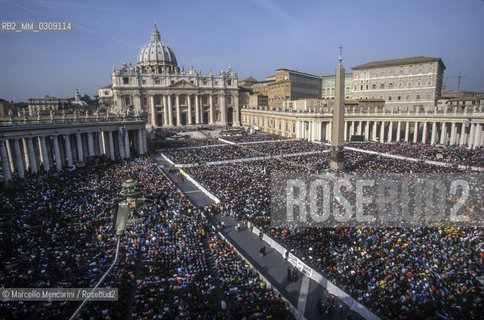 Vatican City, October 30, 1999. Meeting of Catholic Schools in St. Peters Square / Città del Vaticano, 30 ottobre 1999. Incontro delle scuole cattoliche in Piazza San Pietro - ©Marcello Mencarini/Rosebud2