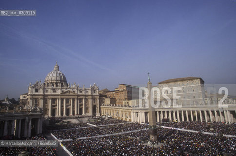 Vatican City, October 30, 1999. Meeting of Catholic Schools in St. Peters Square / Città del Vaticano, 30 ottobre 1999. Incontro delle scuole cattoliche in Piazza San Pietro - ©Marcello Mencarini/Rosebud2