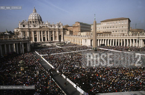 Vatican City, October 30, 1999. Meeting of Catholic Schools in St. Peters Square / Città del Vaticano, 30 ottobre 1999. Incontro delle scuole cattoliche in Piazza San Pietro - ©Marcello Mencarini/Rosebud2