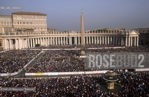 Vatican City, October 30, 1999. Meeting of Catholic Schools in St. Peters Square / Città del Vaticano, 30 ottobre 1999. Incontro delle scuole cattoliche in Piazza San Pietro - ©Marcello Mencarini/Rosebud2