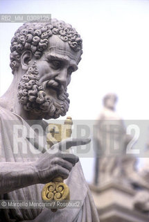 Vatican City, St. Peters statue in St. Peters Square / Città del Vaticano. Statua di San Pietro in piazza San Pietro - ©Marcello Mencarini/Rosebud2