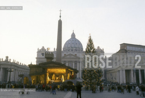 Città del Vaticano, dicembre 1999. Albero di Natale e presepe in piazza san Pietro / Vatican City, December 1999. Christmas tree and Christmas crib in Saint Petrers square - ©Marcello Mencarini/Rosebud2
