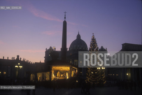Città del Vaticano, dicembre 1999. Albero di Natale e presepe in piazza san Pietro / Vatican City, December 1999. Christmas tree and Christmas crib in Saint Petrers square - ©Marcello Mencarini/Rosebud2