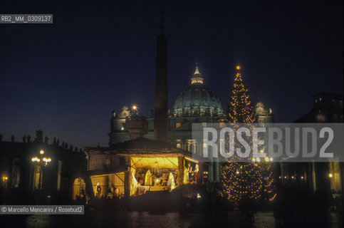 Città del Vaticano, dicembre 1999. Albero di Natale e presepe in piazza san Pietro / Vatican City, December 1999. Christmas tree and Christmas crib in Saint Petrers square - ©Marcello Mencarini/Rosebud2