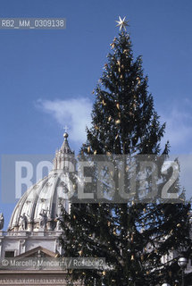 Vatican City, December 1999: Christmas tree in front of St,. Peters Basilica / Città del Vaticano, dicembre 1999. Albero di Natale davanti alla Basilica di San Pietro -  Marcello Mencarini
 ©Marcello Mencarini/Rosebud2