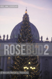 Vatican City, December 1999: Christmas tree in front of St,. Peters Basilica / Città del Vaticano, dicembre 1999. Albero di Natale davanti alla Basilica di San Pietro -  Marcello Mencarini
 ©Marcello Mencarini/Rosebud2