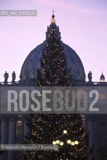 Vatican City, December 1999: Christmas tree in front of St,. Peters Basilica / Città del Vaticano, dicembre 1999. Albero di Natale davanti alla Basilica di San Pietro -  Marcello Mencarini
 ©Marcello Mencarini/Rosebud2