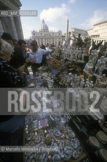 Rome, Souvenir merchants in front of St. Peters Basilica / Roma, Venditori di souvenirs davanti alla Basilica di San Pietro - ©Marcello Mencarini/Rosebud2