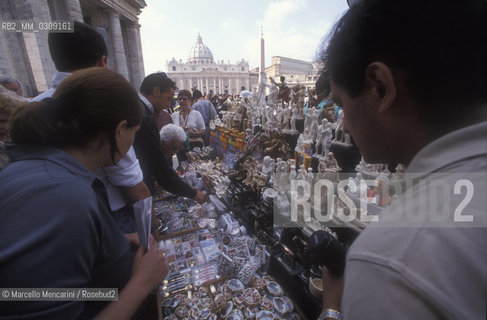 Rome, Souvenir merchants in front of St. Peters Basilica / Roma, Venditori di souvenirs davanti alla Basilica di San Pietro - ©Marcello Mencarini/Rosebud2