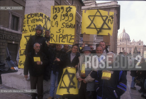 Rome, 27 December 1999. 115 vendors of souvenirs, everyone of Jewish religion, protesting against the order of mayor that forces them to abandon via della Conciliazione to transfer their business to other places far from passage of pilgrims to St. Peters Square / Roma, 27 dicembre 1999. 115 venditori di souvenirs, tutti di religione ebraica, manifestano contro lordinanza del sindaco che li costringe ad abbandonare via della Conciliazione per trasferire la loro attività in altri luoghi lontani dal passaggio dei pellegrini verso piazza San Pietro - ©Marcello Mencarini/Rosebud2