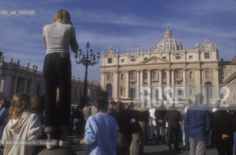 Vatican City, January 2000. Pilgrims in St. Peters Square / Città del Vaticano, gennaio 2000. Pellegrini in Piazza San Pietro - ©Marcello Mencarini/Rosebud2