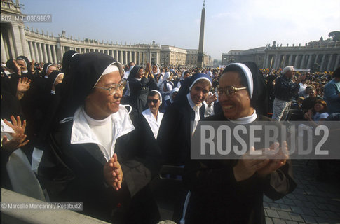 Vatican City, St. Peters Square, November 3, 1999. Sosters at papal audience / Città del Vaticano, piazza San Pietro, 3 novembre 1999. Suore alludienza papale - ©Marcello Mencarini/Rosebud2