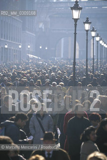 Vatican City, January 2000. Pilgrims in St. Peters Square / Città del Vaticano, gennaio 2000. Pellegrini in Piazza San Pietro - ©Marcello Mencarini/Rosebud2