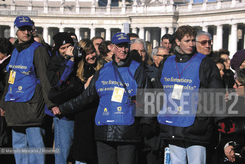 Vatican City, St. Peters Square, January 2000. Jubilee volunteers / Città del Vaticano, Piazza San Pietro, gennaio 2000. Volontari del Giubileo - ©Marcello Mencarini/Rosebud2