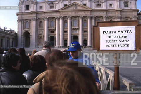 Vatican City, St. Peters Square, January 2000. Pilgrims queuing to enter the holy door / Città del Vaticano, Piazza San Pietro, gennaio 2000. Pellegrini in coda per accedere alla Porta Santa - ©Marcello Mencarini/Rosebud2