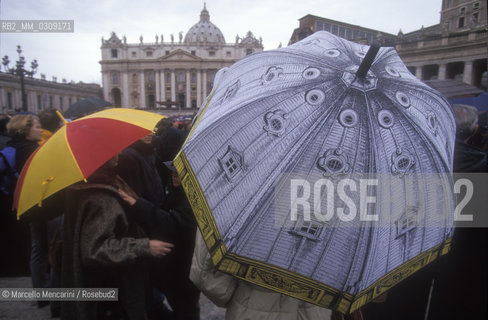 Vatican City, January 2000. Pilgrims in St. Peters Square / Città del Vaticano, gennaio 2000. Pellegrini in Piazza San Pietro - ©Marcello Mencarini/Rosebud2