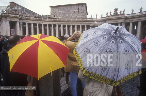 Vatican City, January 2000. Pilgrims in St. Peters Square / Città del Vaticano, gennaio 2000. Pellegrini in Piazza San Pietro - ©Marcello Mencarini/Rosebud2