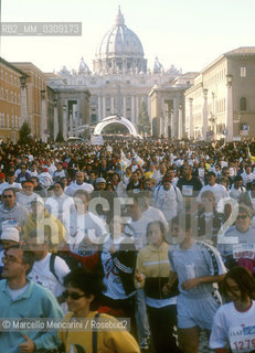 January 1, 2000: Start of Rome Marathon in Via della Conciliazione, in front of St. Peters Basilica / Primo gennaio 2000. Partenza della Maratona di Roma in Via della Conciliazione, di fronte alla Basilica di San Pietro - ©Marcello Mencarini/Rosebud2