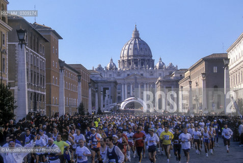 January 1, 2000: Start of Rome Marathon in Via della Conciliazione, in front of St. Peters Basilica / Primo gennaio 2000. Partenza della Maratona di Roma in Via della Conciliazione, di fronte alla Basilica di San Pietro - ©Marcello Mencarini/Rosebud2