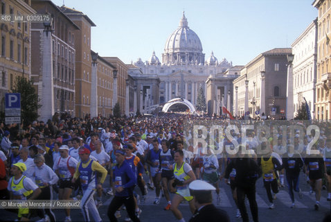 January 1, 2000: Start of Rome Marathon in Via della Conciliazione, in front of St. Peters Basilica / Primo gennaio 2000. Partenza della Maratona di Roma in Via della Conciliazione, di fronte alla Basilica di San Pietro - ©Marcello Mencarini/Rosebud2