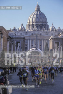 January 1, 2000: Start of Rome Marathon in Via della Conciliazione, in front of St. Peters Basilica / Primo gennaio 2000. Partenza della Maratona di Roma in Via della Conciliazione, di fronte alla Basilica di San Pietro - ©Marcello Mencarini/Rosebud2