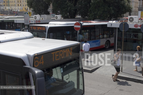 Rome. A bus 64 in the Bus terminal in front of Termini Station. it is knownn for pickpockets that rob the tourists when it is crowded / Roma. Un autobus della linea 64 al Terminal di fronte alla stazione Termini. Questo autobus è noto per i borseggiatori che vi derubano i turistio quando è affollato - ©Marcello Mencarini/Rosebud2