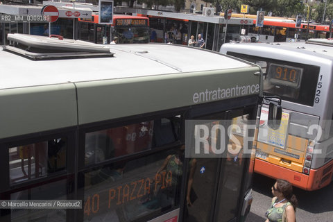Rome. A bus 40 in the Bus terminal in front of Termini Station. it is knownn for pickpockets that rob the tourists when it is crowded / Roma. Un autobus della linea 40 al Terminal di fronte alla stazione Termini. Questo autobus è noto per i borseggiatori che vi derubano i turistio quando è affollato - ©Marcello Mencarini/Rosebud2