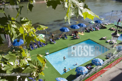 Rome, August 2005. Artficial beach on Lungotevere / Roma, agosto 2005. Spiaggia artificiale sul Lungotevere ©Marcello Mencarini/Rosebud2