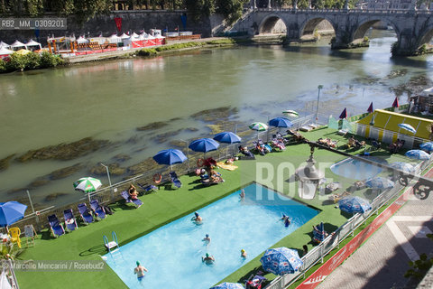 Rome, August 2005. Artficial beach on Lungotevere / Roma, agosto 2005. Spiaggia artificiale sul Lungotevere ©Marcello Mencarini/Rosebud2