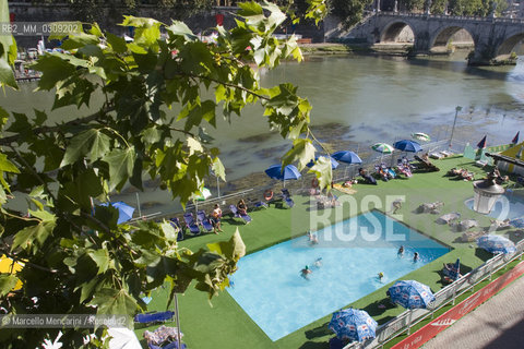 Rome, August 2005. Artficial beach on Lungotevere / Roma, agosto 2005. Spiaggia artificiale sul Lungotevere ©Marcello Mencarini/Rosebud2