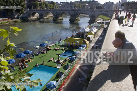 Rome, August 2005. Artficial beach on Lungotevere / Roma, agosto 2005. Spiaggia artificiale sul Lungotevere ©Marcello Mencarini/Rosebud2
