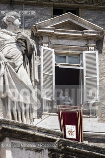 Vatican City, July 2005. Pope Benedict XVI at the third-floor window of his apartment in Palazzo Apostolico for the Angelus Prayer / Città del Vaticano, Luglio 2005. Papa Benedetto XVI alla finestra del suo appartamento al terzo piano del palazzo Apostolico per la preghiera dellAngelus - ©Marcello Mencarini/Rosebud2