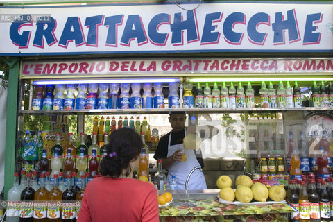 Rome, A kiosk that sell grattachecca (a tipical dessert made with manually scratched ice flavored with sweet sciroppo) on Lungotevere / Roma, Un chiosco di grattachecca (tipica granita romana) sul Lungotevere - ©Marcello Mencarini/Rosebud2