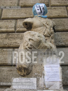 Rome, Statue of Pasquino, the first talking statue in Rome, still used by people for posting messages and claims / Roma, La statua di Pasquino, la prima Statua parlante di Roma, ancora oggi usata dalla gente per appendere messaggi e proteste - ©Marcello Mencarini/Rosebud2