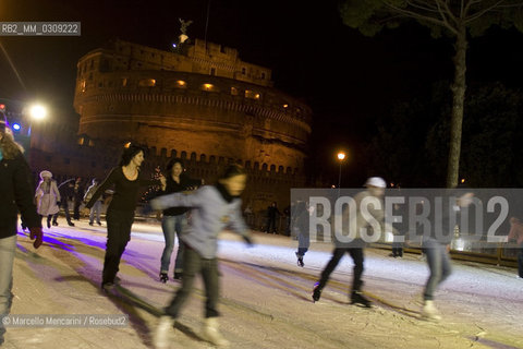 Rome, December 2007. Ice skating rink at Castel SantAngelo / Roma, dicembre 2007. Pista di pattinaggio a Castel SantAngelo - ©Marcello Mencarini/Rosebud2
