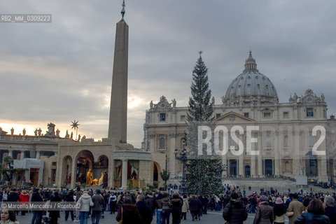Vatican City, December 2007. Crib and Christmas tree in St. Peters Square / Città del Vaticano, dicembre 2007. Presepe e albero di Natale in Piazza San Pietro - ©Marcello Mencarini/Rosebud2