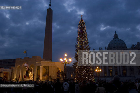 Vatican City, December 2007. Crib and Christmas tree in St. Peters Square / Città del Vaticano, dicembre 2007. Presepe e albero di Natale in Piazza San Pietro - ©Marcello Mencarini/Rosebud2