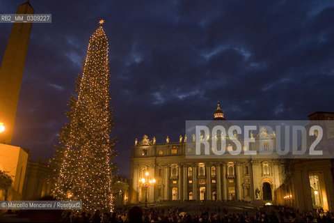 Vatican City, December 2007. Christmas tree in St. Peters Square / Città del Vaticano, dicembre 2007. Albero di Natale in Piazza San Pietro - ©Marcello Mencarini/Rosebud2