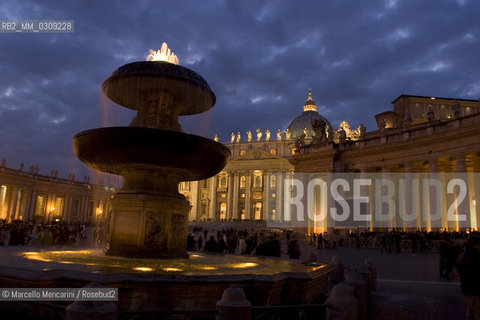 Rome, St. Peters Square. St. Peters Basilica and one of two identical fountains in the square / Roma, piazza san Pietro. Basilica di San Pietro e una delle due fontane gemelle ©Marcello Mencarini/Rosebud2