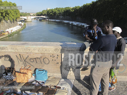Rome, illegal hawkers of fake designer bags on Ponte Sisto / Roma, Venditori ambulanti abusivi di borse griffate sul ponte Sisto - ©Marcello Mencarini/Rosebud2