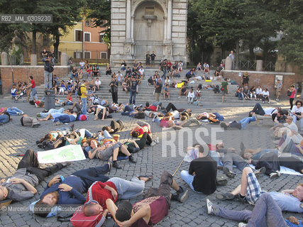 Rome, July 23, 2011. Flash mob by Romes indignants in Piazza Trilussa / Roma, 23 luglio 2011. Flash mob degli Indignati Roma in piazza Trilussa - ©Marcello Mencarini/Rosebud2