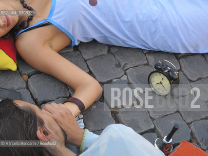 Rome, July 23, 2011. Flash mob by Romes indignants in Piazza Trilussa / Roma, 23 luglio 2011. Flash mob degli Indignati Roma in piazza Trilussa - ©Marcello Mencarini/Rosebud2