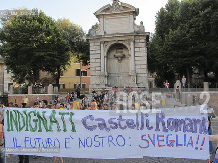 Rome, July 23, 2011. Flash mob by Romes indignants in Piazza Trilussa / Roma, 23 luglio 2011. Flash mob degli Indignati Roma in piazza Trilussa - ©Marcello Mencarini/Rosebud2