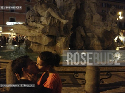 Rome, couple kissing in Piazza Navona / Roma, Coppia che si bacia in piazza Navona - 2012 ©Marcello Mencarini/Rosebud2